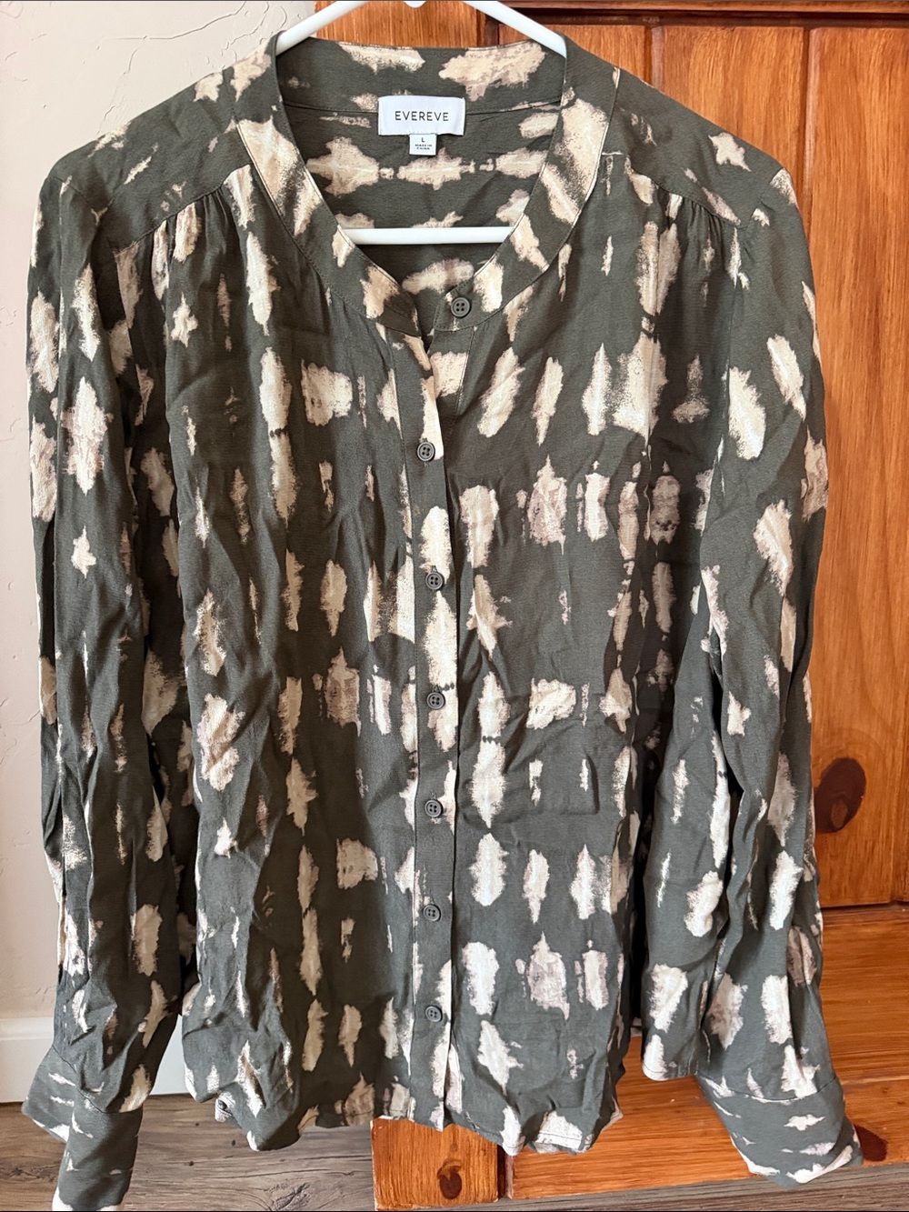 EVEREVE Women’s Printed Button-Down Blouse — Olive & Cream — Size Large like new